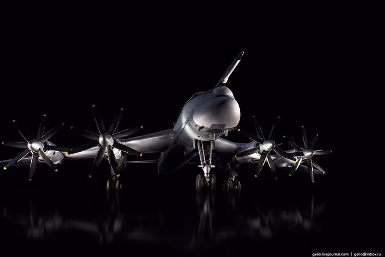 Giống như Tu-160, Tu-95 cũng hoạt động chủ yếu trong Không quân Nga với số lượng biên chế khoảng hơn 50 chiếc và là nền tảng chính cho “cánh tay vươn dài” của Không quân Nga. Tuổi đời phục vụ của Tu-95 đã lên tới con số 65 năm ngang ngửa với máy bay ném bom B-52 của Mỹ. Nguồn ảnh: English Russia.