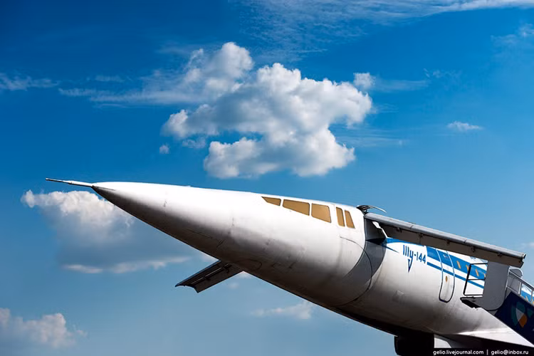 Những chiếc Tu-144 thương mại đầu tiên được Liên Xô đưa vào vận hành từ năm 1975 với khoảng 55 chuyến bay thương mại trước khi bị rút khỏi dịch vụ vào năm 1978. Dù không thành bằng Concorde, nhưng may cho Tu-144 là trong quá trình hoạt động thương mại nó không xảy ra bất cứ sự cố đáng tiếc nào. Nguồn ảnh: English Russia.