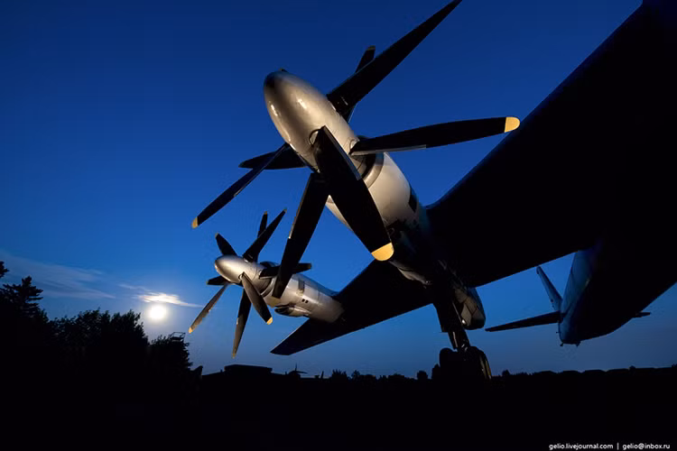 Điểm đặc trưng nữa của mẫu máy bay ném bom này chính là hệ thống động cơ cánh quạt kép Kuznetsov NK-12, cho phép nó có thể bay tới vận tốc 830km/h với trọng tải cất cánh tối đa 188 tấn. Tầm hoạt động của mẫu máy bay này cũng lên đến hơn 10.000km. Nguồn ảnh: English Russia.