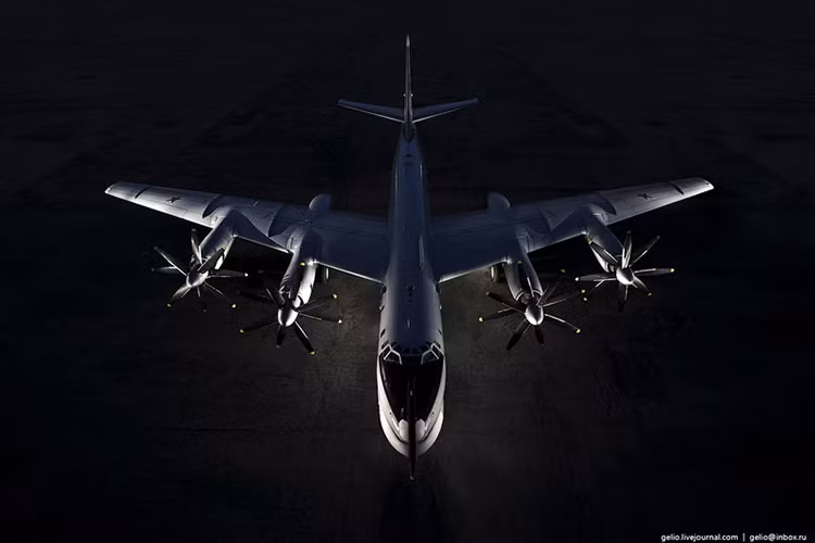 Nếu Tu-160 đứng đầu danh sách các dòng máy bay huyền thoại của Tupolev thì Tu-95 sẽ đứng vị trí thứ hai, khi nó là người tiền nhiệm của “Blackjack” và cùng là dòng máy bay ném bom chiến lược sử dụng động cơ cánh quạt duy nhất còn hoạt động. Nguồn ảnh: English Russia.