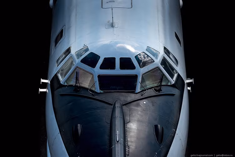 Tu-95 còn được xem là biểu tượng một thời của Chiến tranh Lạnh khi nó thực hiện hành trình bay vòng quanh thế giới nhằm duy trì khả năng răn đe hạt nhân của Liên Xô trước các nước phương Tây, đặc biệt là Mỹ. Dù chỉ có thể mang theo 15 tấn vũ khí các loại nhưng sức mạnh của Tu-95 chưa bao giờ bị xem thường. Nguồn ảnh: English Russia.