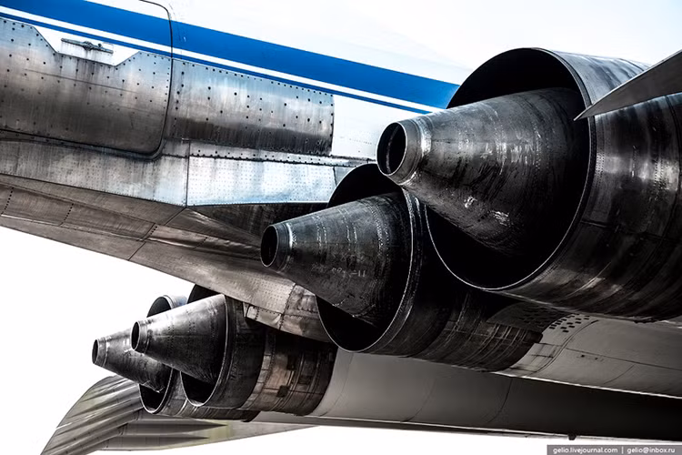 Trái tim của Tu-144 dĩ nhiên là hệ thống động cơ phản lực Kolesov RD-36-51 có công suất 44.122 lbf mỗi chiếc, cho phép máy bay đạt tới vận tốc hơn Mach 2.1 tương đương khoảng 2.300km/h. Dù vậy tầm hoạt động của Tu-144 chỉ hơn 6.000km. Nguồn ảnh: English Russia.