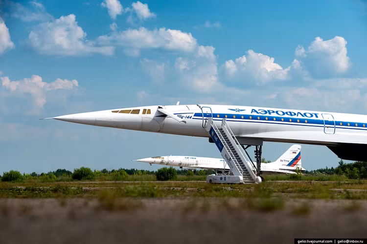 Và cái tên cuối cùng làm nên tên tuổi Tupolev trong ngành công nghiệp hàng không thế giới chính là mẫu máy bay chở khách siêu thanh Tu-144 và nó là một trong hai mẫu máy bay chở khách siêu thanh duy nhất trên thế giới được đưa vào hoạt động bên cạnh chiếc Concorde của Pháp. Nguồn ảnh: English Russia.