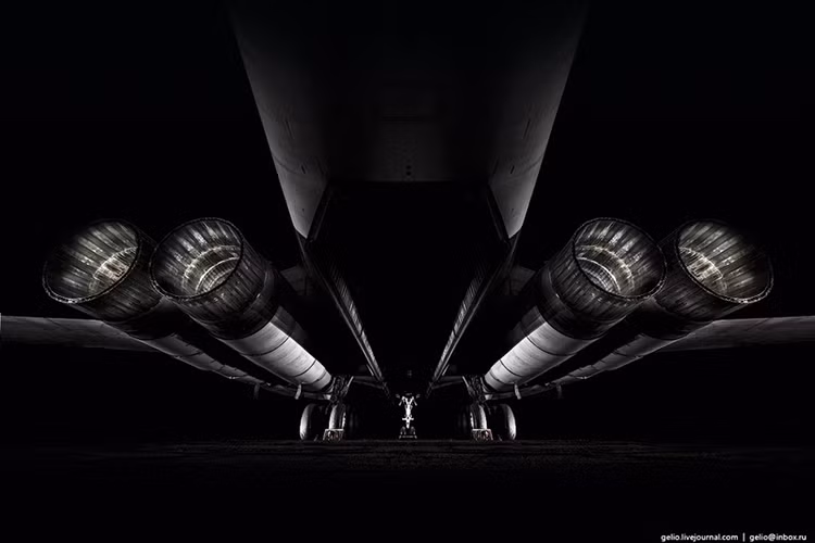 Hệ thống động cơ phản lực Samara NK-321 có khả năng thực hiện hành trình siêu âm, Tu-160 có tốc độ bay lên đến Mach 2 tương đương hơn 2.200km/h, với tải trọng tối đa 275 tấn. Trên bầu trời nó gần như không có đối thủ trong các dòng máy bay ném bom cùng thời. Nguồn ảnh: English Russia.