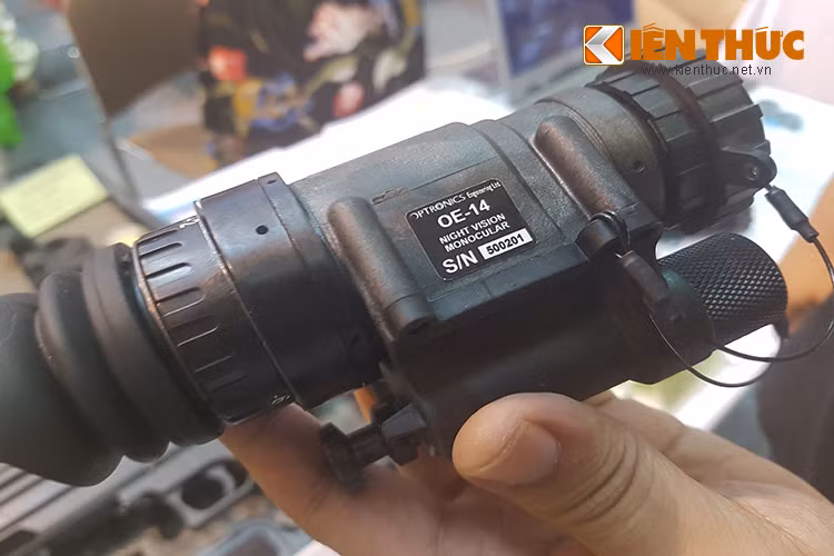 Kính ngắm nhìn đêm OE-14 do công ty công nghệ Optronics, Đài Loan mang đến HSE năm nay, OE-14 có khả năng hoạt động liên tục trong 40 giờ tuy nhiên mẫu kính ngắm này không có độ phóng đại.