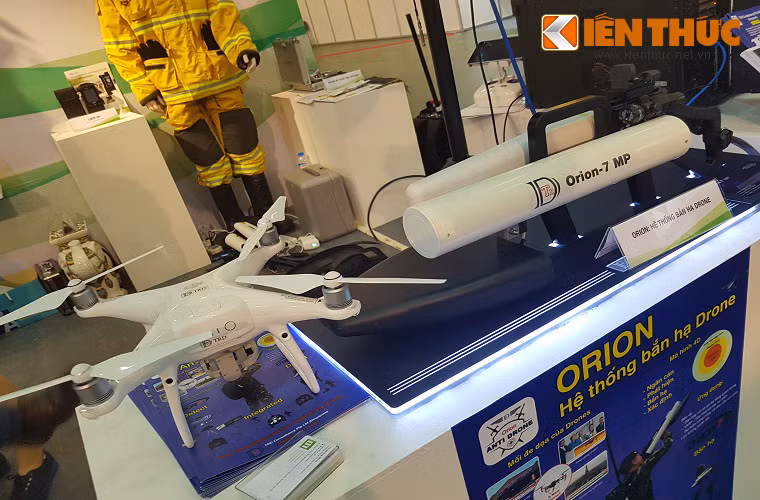 Năm nay, HSE-2017 cũng thu hút khá nhiều các công ty giải pháp công nghệ an ninh hàng đầu thế giới, trong đó nổi bật nhất có thể kể đến công nghệ chống và vô hiệu hóa các phương tiện bay không người lái tầm thấp. Thiết bị bắn hạ UAV có tên mã Orion-7 MP tại HSE.