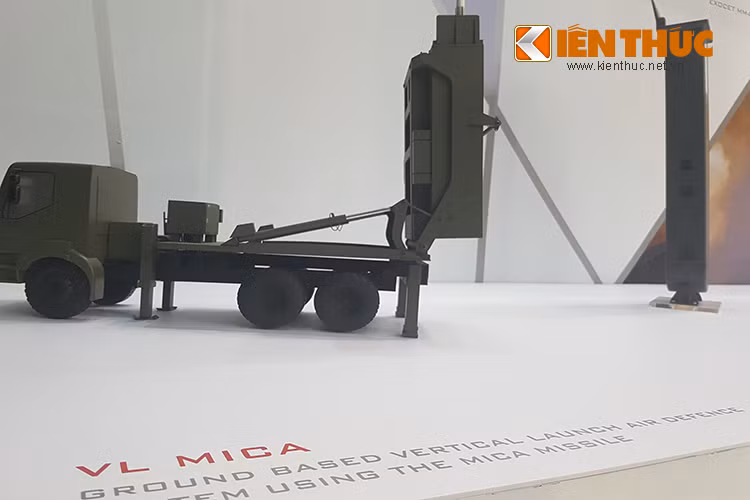 Bộ đôi tên lửa phòng không VL MICA tại HSE-2017, VL MICA là biến thể mở rộng của tên lửa không đối không tầm trung MICA do MBDA phát triển được sử dụng rộng rãi trong không quân các nước châu Âu.