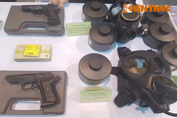 Một số sản phẩm phòng vệ dân sự gồm súng đa năng, mặt nạ phòng độc do công ty BCA – Thăng Long thuộc Bộ Công an giới thiệu tại gian trưng bày của mình.