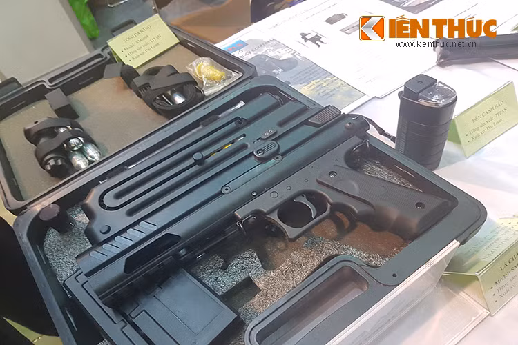 Súng phòng vệ đa năng cũng của Optronics, nó có khả năng bắn nhiều loại đạn khác nhau gồm đạn bi nhựa hoặc đạn bi cao su, bên cạnh đó còn có cả đạn sốc điện. Tầm bắn của mẫu súng này là khoảng 20m và kích bắn thông qua khí nén.