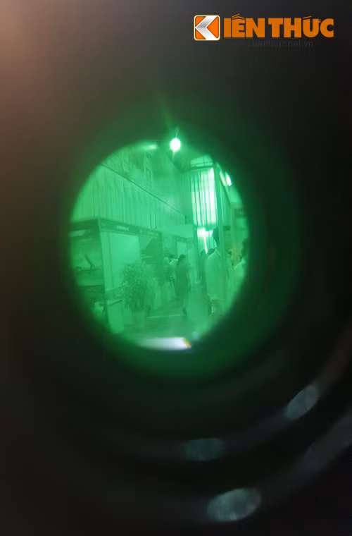 Không gian bên trông HSE nhìn qua kính ngắm OE-14.