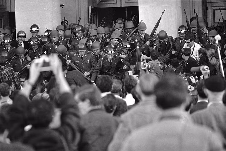 Và với những gì diễn ra trên chiến trường, người dân Mỹ ngày càng căm ghét cuộc chiến phi nghĩa ở Việt Nam. Hình ảnh quân cảnh và cảnh sát Mỹ đàn áp người dân Mỹ biểu tình chống chiến tranh tại một trung tâm mua sắm gần Lầu Năm Góc tại Washington vào ngày 21/10/1967. The Atlantic.