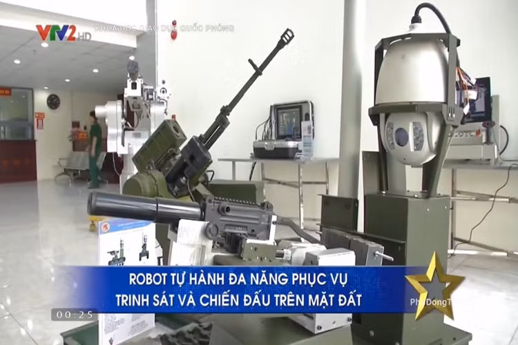 Trinh sát, tác chiến, chiến đấu, đó là những tính năng ưu việt của robot tự hành đa năng phục vụ trinh sát và chiến đấu trên mặt đất do Viện công nghệ Tổng cục Công nghiệp Quốc phòng (TCCNQP) Việt Nam nghiên cứu phát triển và chế tạo. Mẫu robot này được Viện Công nghệ TCCNQP chế tạo dựa trên cơ sở ứng dụng sự phát triển các công nghệ chế tạo robot trên thế giới, với khả năng tích hợp được các loại vũ khí, khí tài trong nước cho phép biến nó trở thành robot chiến đấu hiện đại, mạnh mẽ. Nguồn ảnh: VTV2