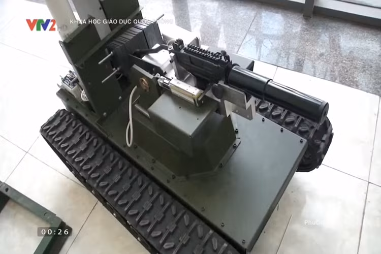 Dù chưa thực sự hoàn hảo nhưng robot tự hành đa năng của Viện Công nghệ TCCNQP bước đầu đã đáp ứng được yêu cầu cấp thiết trong công cuộc hiện đại hóa vũ khí trang bị quân đội, đi đôi với khả năng làm chủ công nghệ chế tạo trang thiết bị, đặc biệt là trang thiết bị có tính tự động hóa cao. Nguồn ảnh: VTV2