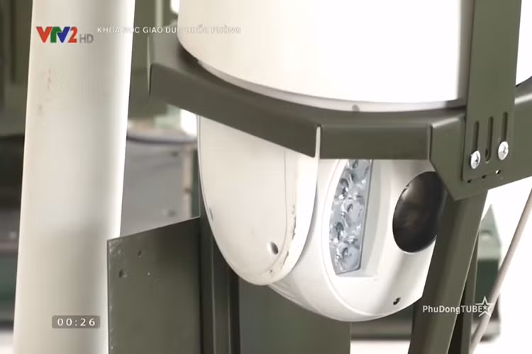 Bên cạnh khả năng trinh sát và chiến đấu trên chiến trường, mẫu robot trên còn có thể truyền dữ liệu hình ảnh trực tiếp trên thực địa về trung tâm chỉ huy với độ bảo mật cao. Từng bước thay thế con người trong các khu vực tác chiến nguy hiểm. Nguồn ảnh: VTV2