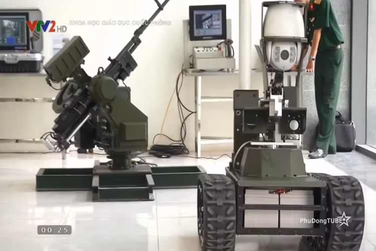 Trong đó phần trung tâm chỉ huy là nơi lưu giữ bản đồ, thu nhận các thông tin quan sát và ra lệnh điều khiển với các thiết bị tự hành, đồng thời thiết bị tự hành có thể di chuyển theo tuyến đường định vị sẵn trên bản đồ số. Cùng với đó là hệ thống kết nối dữ liệu được mã hóa nhằm bảo mật thông tin. Nguồn ảnh: VTV2