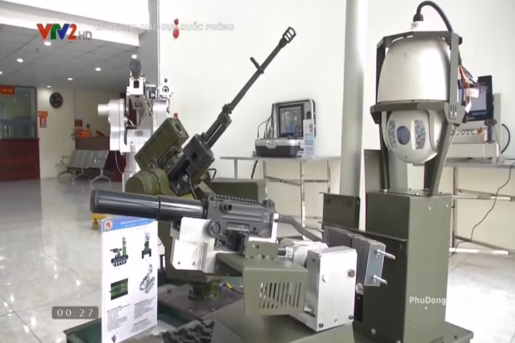 Cận cảnh robot tự hành đa năng của Viện Công nghệ TCCNQP, bên cạnh đó các mẫu vũ khí phòng không được tự hóa do các đơn vị thuộc TCCNQP chế tạo như tên lửa phòng không hay súng phòng không 12.7mm. Nguồn ảnh: VTV2