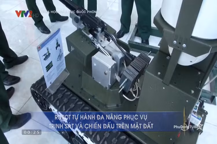 Theo nhóm đề tài, mẫu robot tự hành đa năng “made in Vietnam” này có thể hoạt động cách hệ thống điều khiển lên đến 2.000m, và nó được tích hợp sẵn hệ thống bản đồ số, hệ thống định vị GPS và hệ thống định dẫn đường quán tính giúp nó nâng cao hiệu quả hoạt động trong nhiều điều kiện môi trường khác nhau. Nguồn ảnh: VTV2