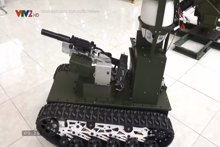 Robot được vận hành trực tiếp từ xa thông qua trung tâm chỉ huy, ở trung tâm người vận hành có thể thiết lập quỹ đạo đường đi, điểm đến cho robot, vận hành robot tác chiến trên thực địa. Nguồn ảnh: VTV2