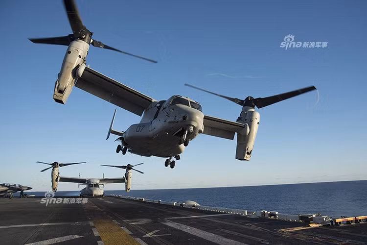 Vào đầu năm nay, liên doanh quốc phòng Bell-Boeing (liên doanh sản xuất V-22) đã dành được hợp đồng trị giá khoảng 138 triệu USD từ Bộ Quốc phòng Mỹ nhằm phát triển một biến thể mới của dòng máy bay vận tải đa năng V-22 Osprey dành riêng cho lực lượng Phòng vệ Nhật Bản. Và chỉ sau hơn nửa năm, biến thể V-22 này đã xuất hiện theo như đúng cam kết của liên doanh Bell-Boeing. Nguồn ảnh: Sina.