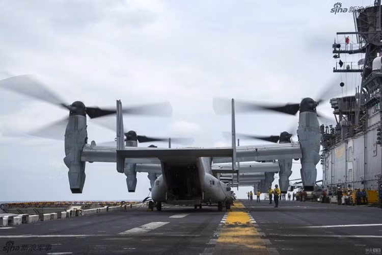 Hình ảnh của V-22 luôn gắn liền với Thủy quân Lục chiến (TQLC) Mỹ khi nó là phương tiện triển khai quân đặc biệt của lực lượng này kể từ khi được đưa vào trang bị từ năm 2007. Thậm chí Không quân Mỹ còn được trang bị V-22 chậm hơn hẳn hai năm so với TQLC. Nguồn ảnh: Sina.
