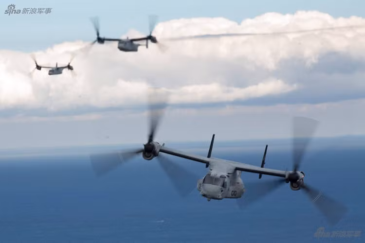 Bản thân lực lượng Phòng vệ Nhật Bản có lẽ đã không còn quá xa lạ với những chiếc máy bay V-22 của Mỹ, khi chúng luôn xuất hiện thường trực ở nước này. Và mọi hoạt động quân sự chung giữa Mỹ-Nhật đều có sự xuất hiện của V-22. Do đó kế hoạch trang bị V-22 của Tokyo về cơ bản sẽ không mấy quá khó khăn như một số quốc gia khác. Nguồn ảnh: Sina.