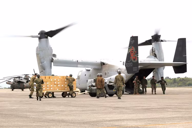 Khả năng chính của V-22 vẫn là vận chuyển hàng hóa và binh sĩ, nó có thể chở theo tối đa 24 TQLC cùng đầy đủ trang bị hoặc 9 tấn hàng hóa trong thân hay 6.8 tấn hàng hóa với móc treo bên ngoài. Nguồn ảnh: Naples Herald.