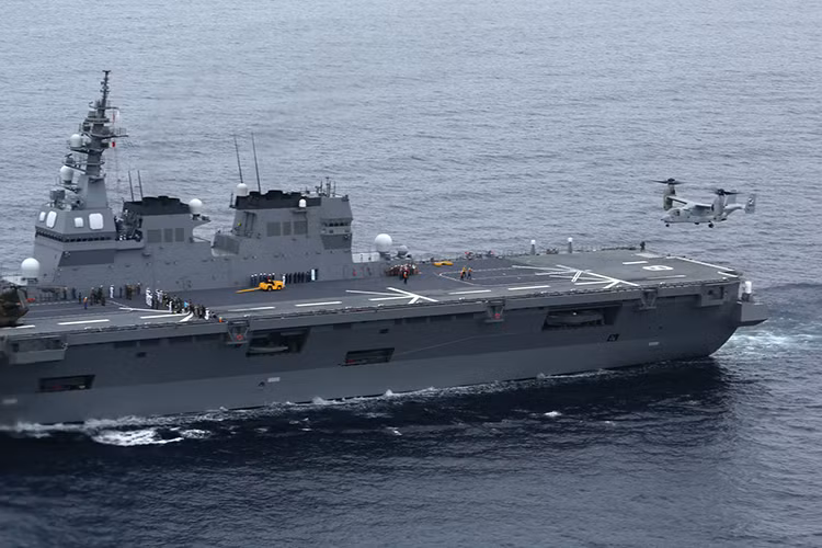 Trái tim của V-22 là hai động cơ АЕ1107С Liberty có công suất 6.150 mã lực mỗi chiếc, với tốc độ bay tối đa tới 510 km/h ở chế độ thông thường và 184 km/h ở chế độ trực thăng. Đi kèm với đó là hai cánh quạt nâng thiết kế ba cánh có đường kính 11.6m mỗi cánh. Trong ảnh là một chiếc V-22 của Mỹ đáp lên tàu đổ bộ trực thăng lớp Hyug của Nhật. Nguồn ảnh: Defense Forces.