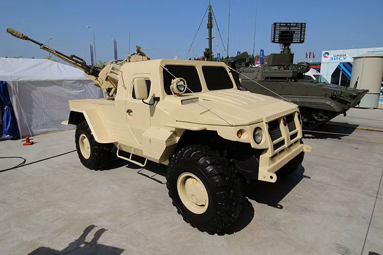 Dựa trên những kinh nghiệm chiến đấu ở Syria, Nga đã cho ra đời một dòng xe bọc thép tối ưu hóa nhất cho chiến trường này. Nó có thiết kế phần đầu khá giống xe bọc thép Tiger nhưng có cabin nhỏ hơn, phía sau được bỏ trống cho phép tích hợp nhiều loại vũ khí khác nhau. So với các dòng pickup vũ trang ở Trung Đông hiện tại mẫu xe bọc thép của Nga có phần chắc chắn hơn hẳn. Nguồn ảnh: livejournal.com.