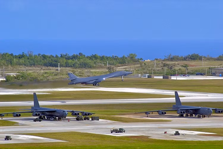 Đảo Guam, từ lâu đã được xem là tổ hợp căn cứ quân sự chiến lược của Mỹ tại khu vực châu Á – Thái Bình Dương với các căn cứ hải quân liên hợp và căn cứ không quân Andersen. Quân đội Mỹ hiện tại có ít nhất 7 căn cứ quân sự ở vùng lãnh thổ hải ngoại này, với quân số đồn trú có thể vượt con số hàng chục nghìn quân. Nguồn ảnh: Air Power Australia.