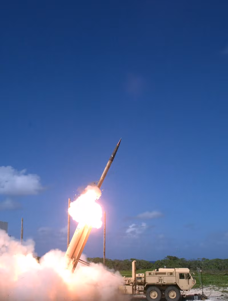 Một cái tên khác nằm trong hệ thống phòng thủ tên lửa của Mỹ tại Đông Bắc Á có thể bảo vệ Guam chính là hệ thống tên lửa phòng thủ tầm cao Terminal High Altitude Area Defense (THAAD). THAAD từ lâu đã được xem là nút thắt cuối cùng trong hệ thống phòng thủ tên lửa của Mỹ trên toàn thế giới. Nguồn ảnh: defence.pk.