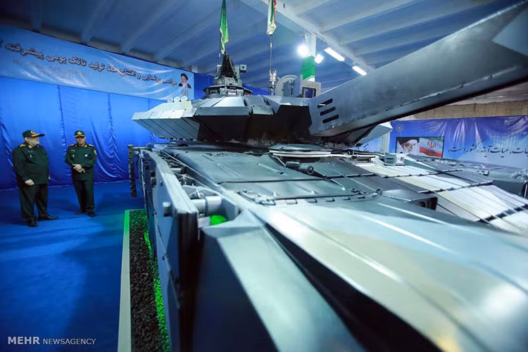 Cận cảnh một phần hệ thống giáp phản ứng nổ trên Karrar, nó được bố trí dày đặc xung quanh tháp pháo và phía trước của xe, hai bên thân xe cũng được trang bị váy giáp đa lớp. Nguồn ảnh: defence.pk.