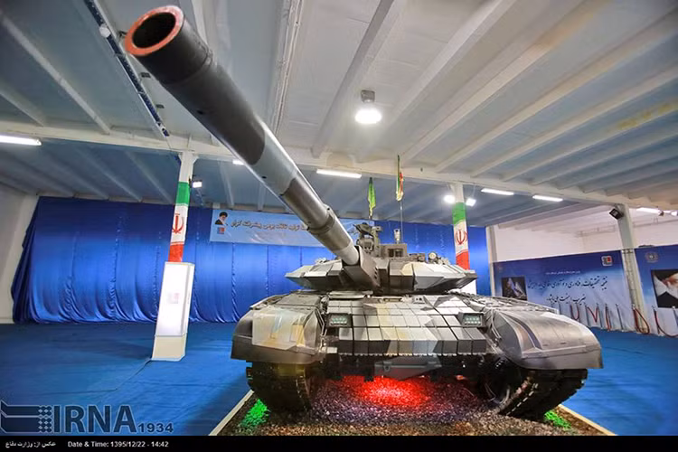 Một điểm nổi bật trên Karrar đó là việc nó được bảo vệ khá tốt bởi hệ thống giáp phòng vệ thụ động gồm giáp phản ứng nổ và giáp lồng. Hầu như mọi vị trí trọng yếu trên Karrar đều được che chắn tối đa, giúp bảo vệ nó trước các loại tên lửa chống tăng. Nhưng thứ khiến người ta quan tâm nhất trên Karrar là nó có được trang bị hệ thống phòng vệ chủ động hay không. Nguồn ảnh: defence.pk.