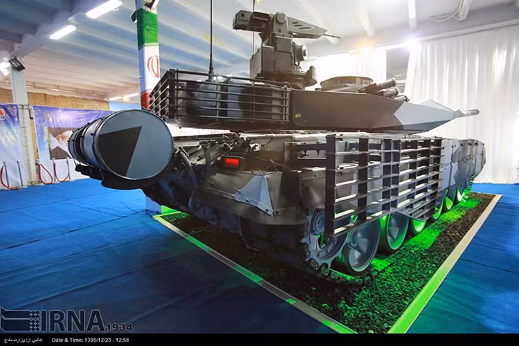 Sở dĩ điều này được nhắc đến là bởi, hiện tại công nghệ hệ thống phòng vệ chủ động trên xe tăng đã xuất hiện ở Trung Đông cụ thể hơn là tại chiến trường Syria. Dĩ nhiên nguồn gốc của nó xuất phát từ Nga, và rất có thể Iran đã tiếp cận được công nghệ này từ những chiếc T-90A đang hoạt động tại Syria. Nguồn ảnh: defence.pk.