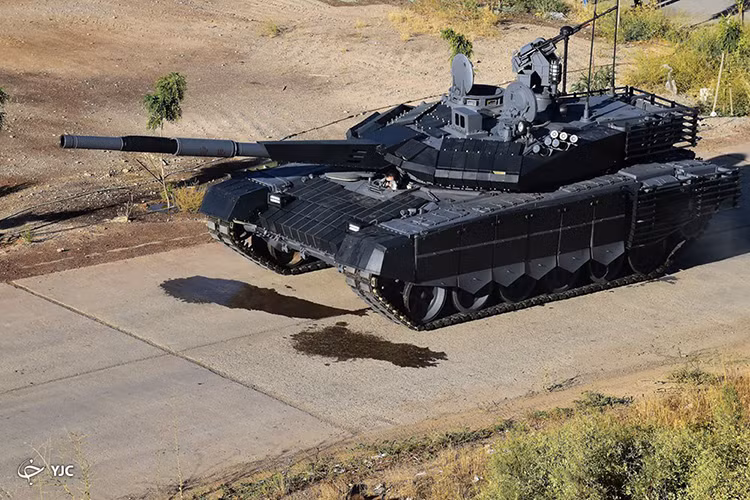 Dĩ nhiễn Karrar không mang hình dáng hoàn toàn của T-90MS mà chỉ giống những nét bên ngoài, và nhiều nhận định cho rằng Iran cố tình làm vậy để khẳng định khả năng công nghiệp quốc phòng của nước này. Mặt khác thiết kế có sẵn của T-90MS là nguồn tham khảo quý giá để Iran hoàn toàn chiếc xe tăng chiến đấu chủ lực hiện đại đầu tiên của nước này. Nguồn ảnh: defence.pk.