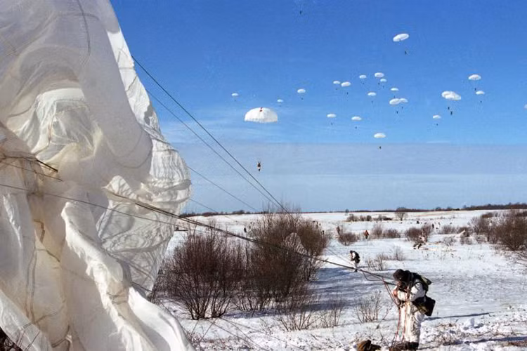 Theo đó chỉ tính riêng các đơn vị tăng thiết giáp, VDV sở hữu khoảng hơn 2.000 đơn vị bao gồm xe tăng chiến đấu chủ lực, xe chiến đấu bộ binh, xe bọc thép đổ bộ đường không và xe bọc thép chở quân. Trong đó các đơn vị xe bọc thép đổ bộ đường không đã chiếm hơn 1/5 trong con số trên. Nguồn ảnh: vpk.almaz.