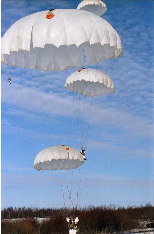  Lực lượng Đổ bộ Đường không Nga hiện tại có quân số khoảng hơn 60.000 quân, và ước tinh sẽ còn gia tăng trong giai đoạn từ nay đến năm 2019 lên 72.000 quân được biên chế cho bốn sư đoàn dù chủ lực cùng với đó là ít nhất bốn lữ đoàn riêng biệt. Còn về trang bị vũ khí của VDV, có thể nói họ không hề thua kém bất cứ đơn vị bộ binh cơ giới nào của Nga và chỉ khác một chỗ là những chiếc xe tăng của họ đến từ bầu trời. Nguồn ảnh: vpk-media.