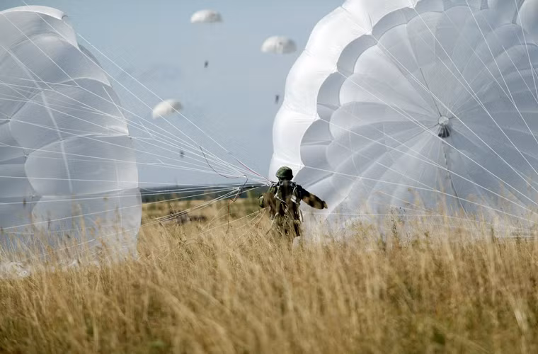 Hình ảnh một lính dù Nga tham gia tập trận trong thời gian gần đây, được biết trong giai đoạn từ năm 2015-2016 cường độ các cuộc tập trận và huấn luyện của VDV đã tăng 20% so với những năm trước đó. Nguồn ảnh: tmets.ru.