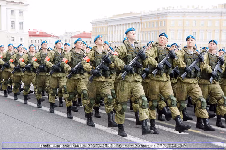 Sự thay đổi về trang bị của VDV cũng được thể hiện rõ nét qua từng năm, trong các lần họ tham gia duyệt binh trên Quảng trường Đỏ. Nguồn ảnh: bastion-karpenko.