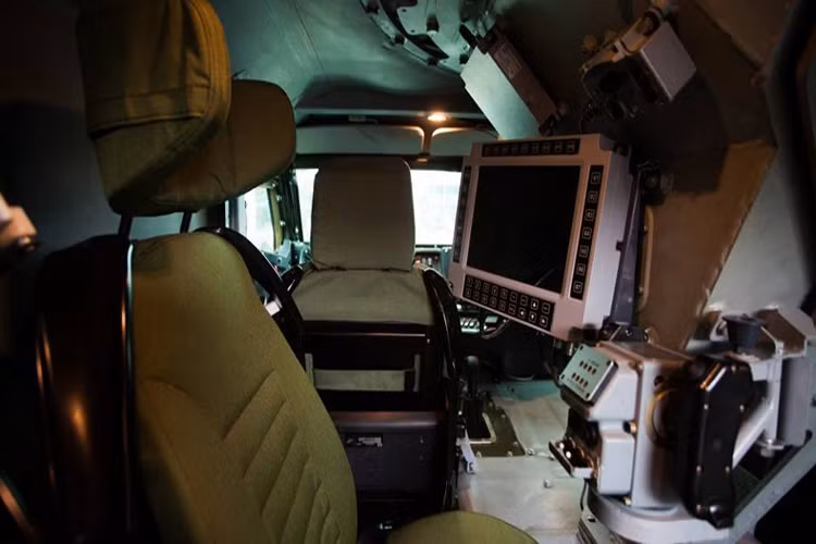 Trong ảnh là vị trí điều khiển tổ hợp vũ khí tự động được trang bị trên Typhoon-VDV, do toàn bộ tổ hợp này được đặt hoàn toàn trên nóc xe nên không gian bên trong xe vẫn được đảm bảo. Bản thân Typhoon-VDV sử dụng khung gầm đặc chủng bánh lốp 4x4 nên diện tích sàn của xe cũng không quá lớn. Nguồn ảnh: livejournal.com.