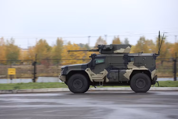 Với các thông số kỹ thuật cơ bản như trên, Typhoon-VDV được đánh giá là ứng cử viên phù hợp cho các đơn vị trinh sát của VDV khi họ không cần đến các mẫu phương tiện bọc thép nặng mà cần tới sự cơ động của phương tiện trên chiến trường, cùng với đó là hệ thống vũ khí có sức mạnh ở mức tương đối. Nguồn ảnh: livejournal.com.