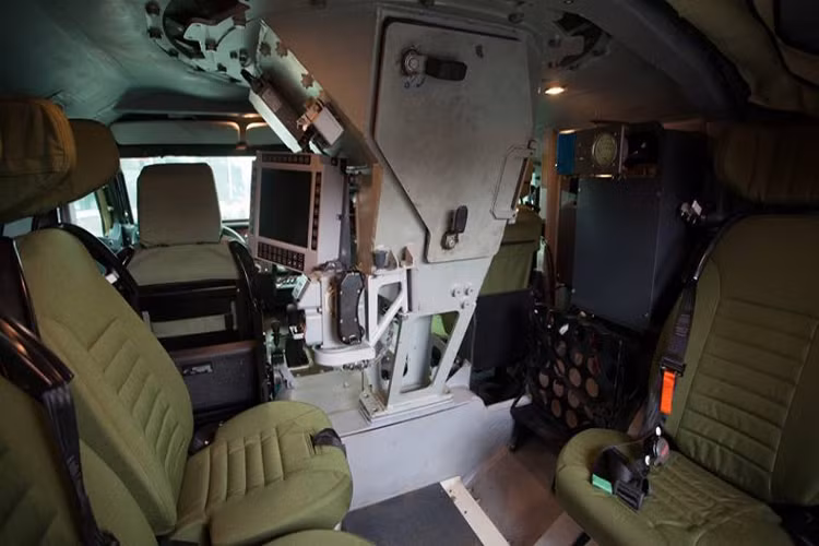 Về khả năng chở quân Typhoon-VDV, chỉ có thể mang theo được 6 lính dù cùng đầy đủ trang bị cùng với đó là kíp lái hai người. Toàn bộ thân xe đều được bọc thép tích hợp chuẩn Level 3 STANAG 4569 chống được đạn xuyên giáp 7.62mm hoặc đạn 12.7mm và sức ép vụ nổ 8kg TNT dưới bánh. Đây là cấu hình tương đối tốt dành cho một mẫu xe trinh sát đặc biệt. Nguồn ảnh: livejournal.com.