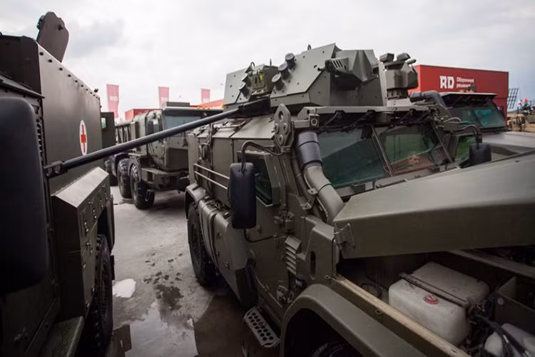 Điểm nhấn nổi bật nhất trên Typhoon-VDV vẫn là tổ hợp vũ khí tự động mà nó được trang bị với pháo tự động 30mm 2A42 cải tiến đi kèm với đó là súng máy đồng trục 7.62mm. Cấu hình vũ khí này là vừa đủ đối với Typhoon-VDV khi nó thiên về khả năng cơ động hơn là hỏa lực. Nguồn ảnh: livejournal.com.