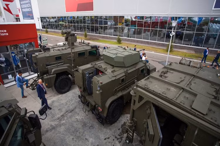 Trong số đó có K4386 “Typhoon-VDV” dòng xe trinh sát đặc biệt dành cho lực lượng Đổ bộ Đường không Nga (VDV), Typhoon-VDV được phát triển và chế tạo bởi công ty chế tạo máy đặc biệt JSC “Plant of special vehicles” và Tổng công ty chế tạo máy Kamaz của Nga hợp tác sản xuất. Nguồn ảnh: livejournal.com.