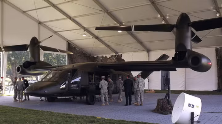 Điểm đặc biệt của V-280 là động cơ được thiết kế nằm cố định, trong khi các trục cánh được thiết kế chuyển đổi linh hoạt giữa chế độ trực thăng và cánh cố định. Điều này tạo thuận lợi cho hoạt động đổ bộ và hướng góc súng tấn công xuống các mục tiêu trên mặt đất. Nguồn ảnh: Asian Defence News.