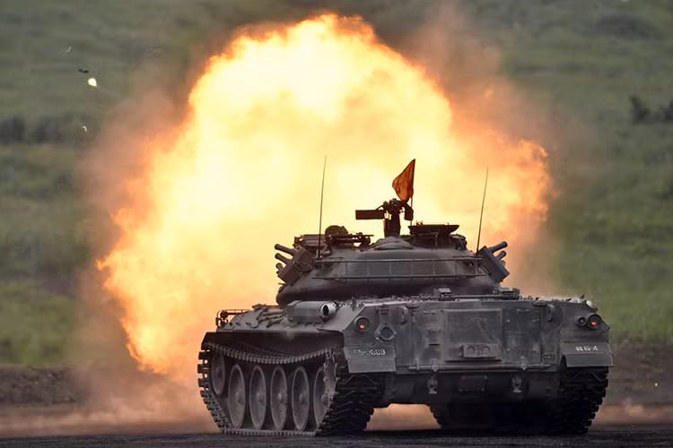 Màn khai hỏa của xe tăng chiến đấu chủ lực Type 74 của JSDF, với pháo nòng xoắn 105mm. Nguồn ảnh: Financial Express.