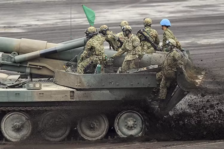 Từ lâu Nhật Bản đã được biết tới như một cường quốc quân sự ở châu Á, tuy nhiên sức mạnh của họ lại bị kìm kẹp bởi các hiệp ước sau Chiến tranh Thế giới thứ 2, do đó cho tới nay Nhật Bản vẫn chưa thành lập lại quân đội mà chỉ xây dựng lực lượng phòng vệ. Nguồn ảnh: Financial Express.