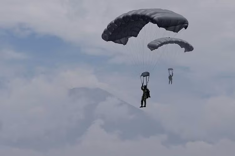 Trong khi đó trên bầu trời là màn trình diễn của các đơn vị đặc biệt tác chiến đổ bộ đường không. Nguồn ảnh: Financial Express.