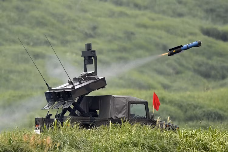 Một tổ hợp tên lửa chống tăng di động của JSDF, mỗi tổ hợp có thể mang theo 3 tên lửa chống tăng dẫn đường. Nguồn ảnh: Financial Express.