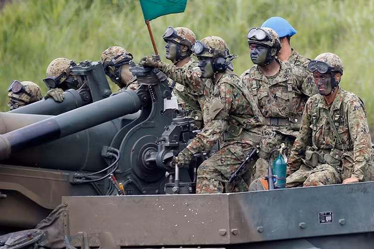 Hiện tại, Lực lượng Phòng vệ Nhật Bản có khoảng gần 250 ngàn quân cùng hơn 50 quân dự bị, trong đó chiếm quân số đông đảo nhất vẫn là Lục quân khoảng 150 ngàn người. Nguồn ảnh: Financial Express.