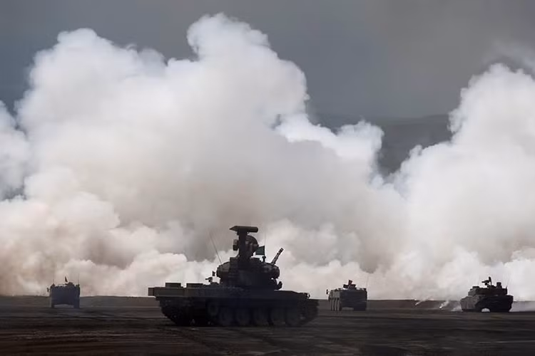 Dàn xe thiết giáp JSDF tung khói ngụy trang chuẩn bị cho đợt bắn phá vào núi Phú Sĩ. Nguồn ảnh: Financial Express.